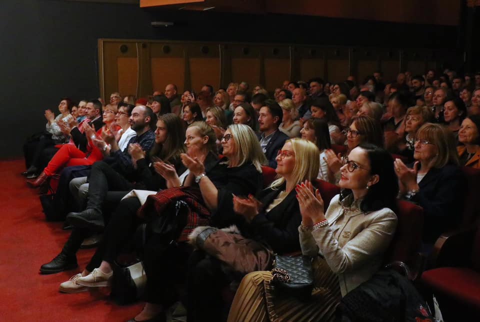 ocevi-i-oci-na-8-pozorisnom-prolecu-u-sapcu3