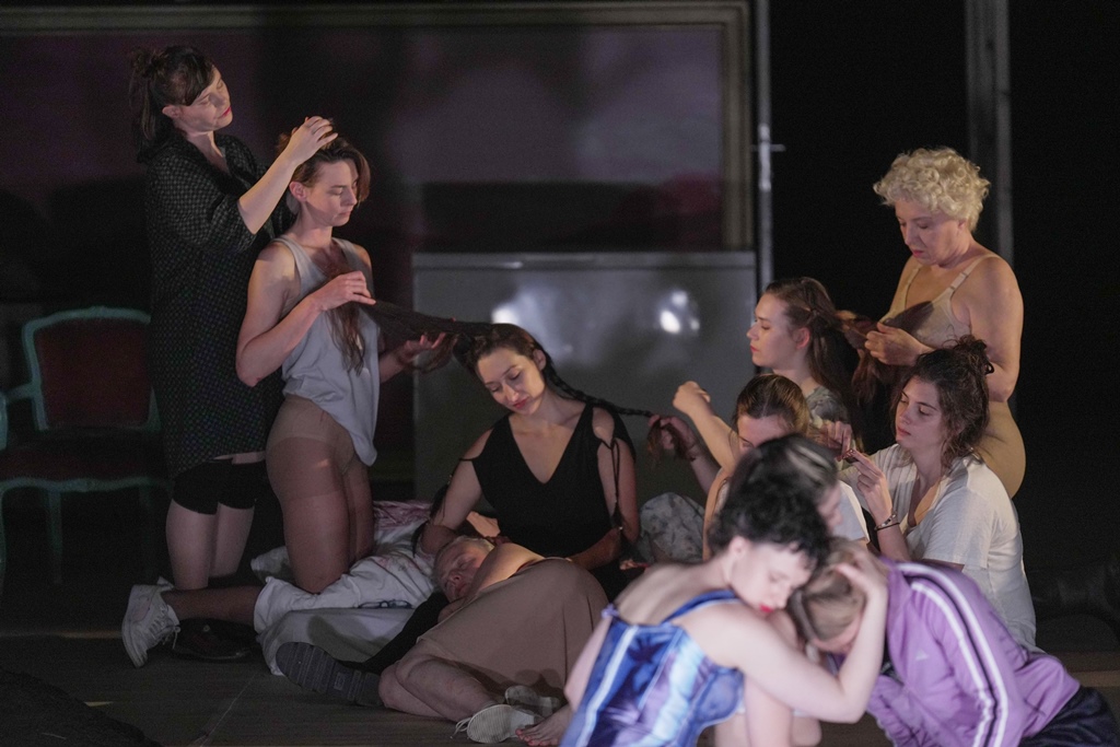 predstava-kraj-sveta-u-tri-cina-premijerno-u-beogradskom-dramskom-pozoristu1